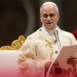 El Papa León XIV intercede por la paz y la justicia en un mensaje navideño a la humanidad, transmitido en diez idiomas desde el Vaticano.