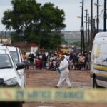 "El sangriento drama de Soweto: una noche de terror en Sudáfrica, con 10 víctimas fatales y un país sin aliento"