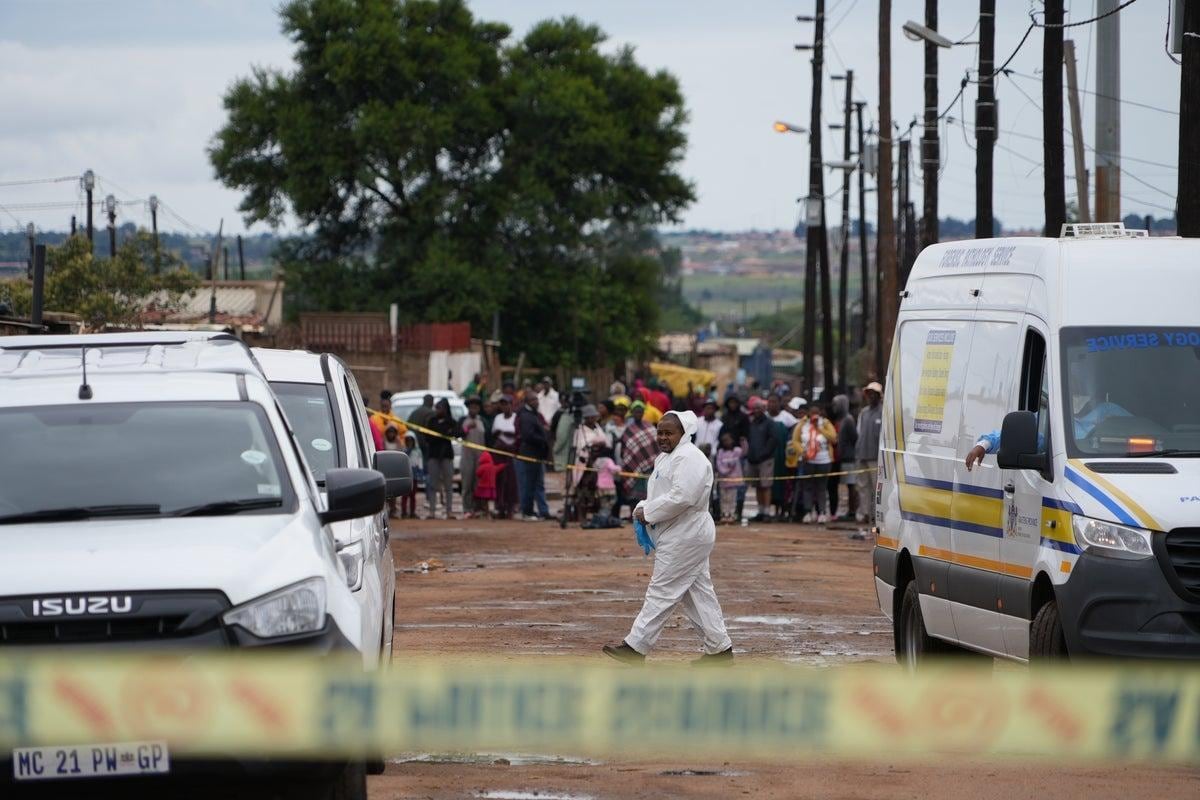 "El sangriento drama de Soweto: una noche de terror en Sudáfrica, con 10 víctimas fatales y un país sin aliento"