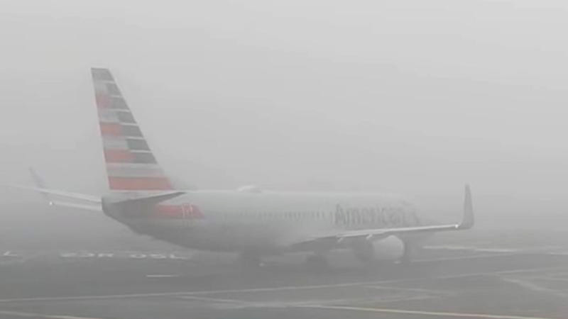 Aterrizajes en crisis: El Aeropuerto Internacional de la Ciudad de México se ve obligado a suspender pista después de la emergente llegada de una densa capa de niebla.