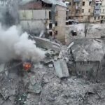 Rusia desata devastación en Ucrania: Misiles rusos golpean edificios residenciales y dejan a 13 personas gravemente heridas.