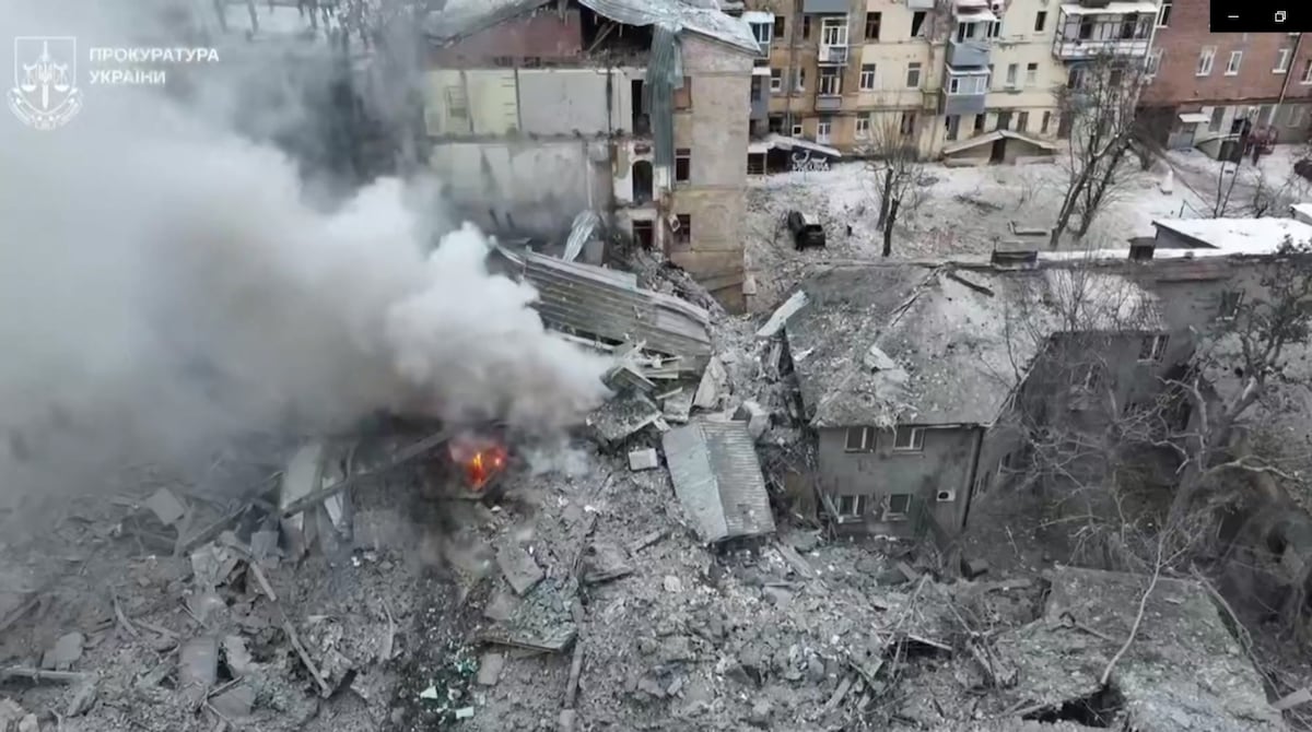 Rusia desata devastación en Ucrania: Misiles rusos golpean edificios residenciales y dejan a 13 personas gravemente heridas.