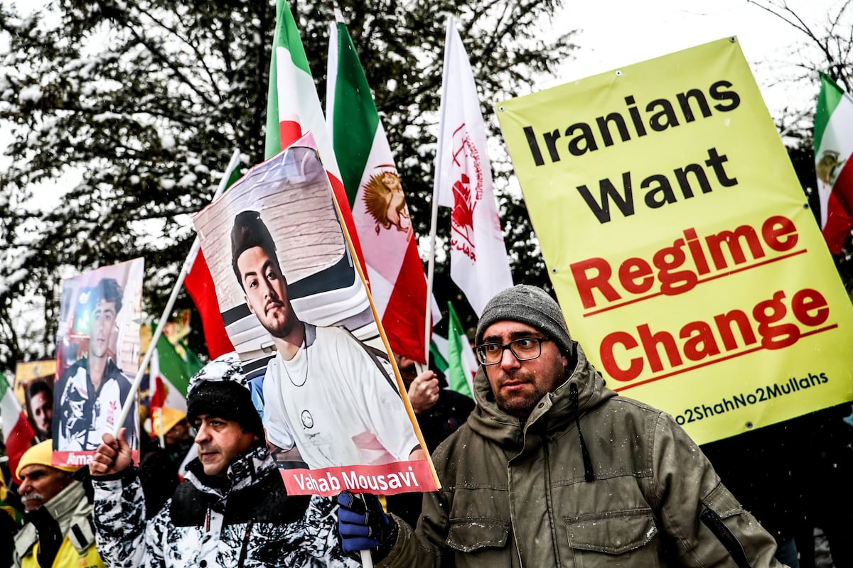 El líder supremo iraní desafía a Trump a elegir entre la diplomacia y la violencia en la política exterior.