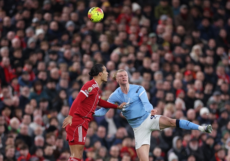 Manchester City vence a Liverpool con un contundente 2-1.