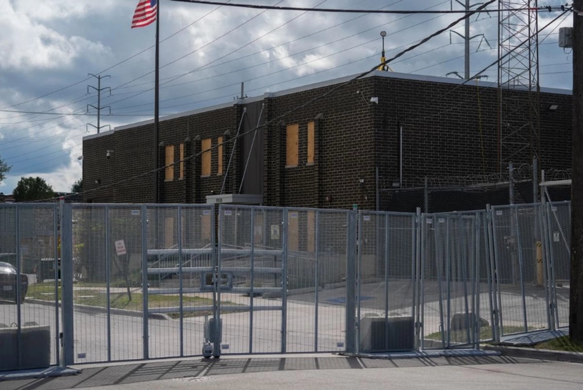 Demócrata Raskin denuncia "vergonzosas" condiciones de reclusión de migrantes en Baltimore