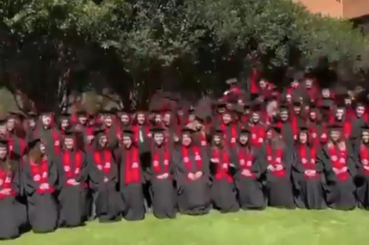 Colapsa templete en la Ibero durante foto de graduación; hay estudiantes heridos